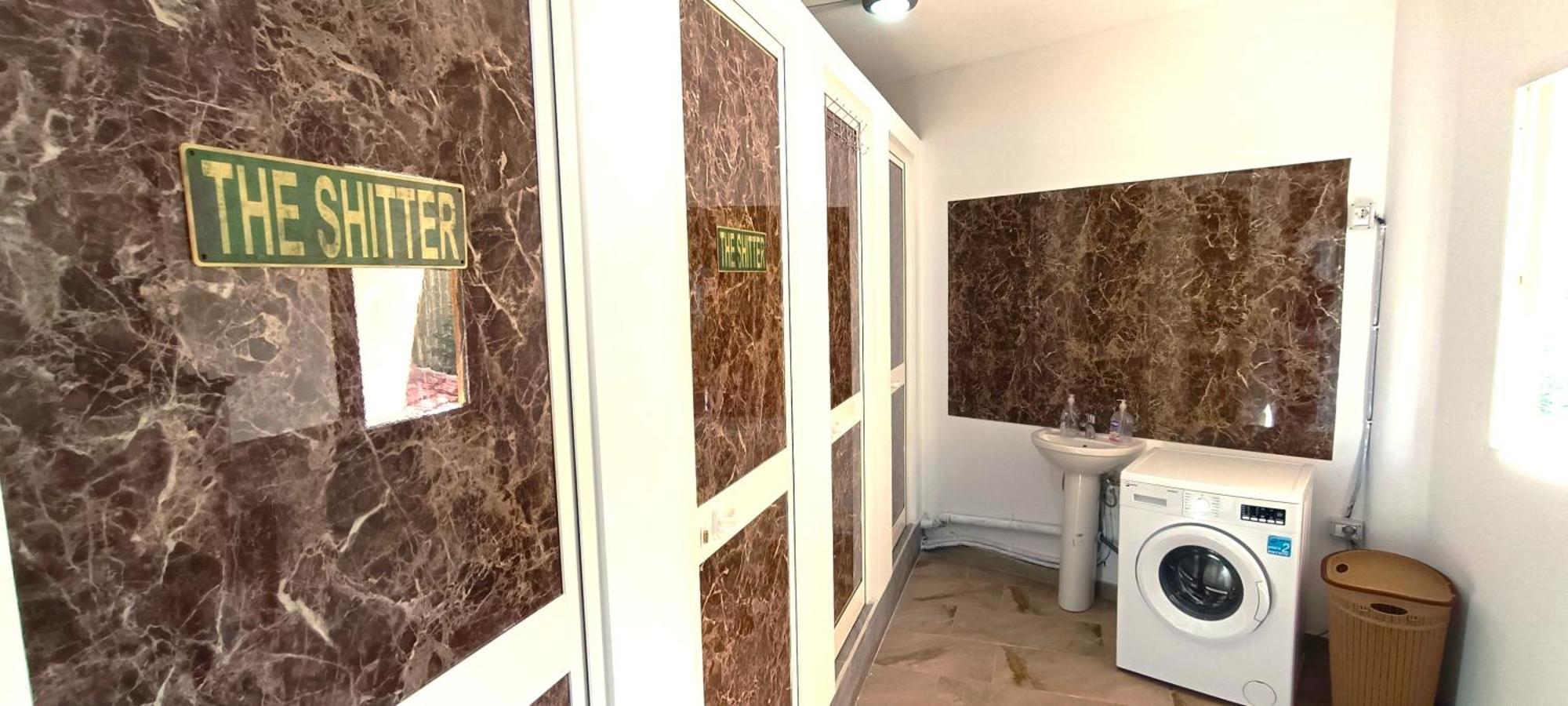 The Golden Rooster Hostel Tirana Exterior photo