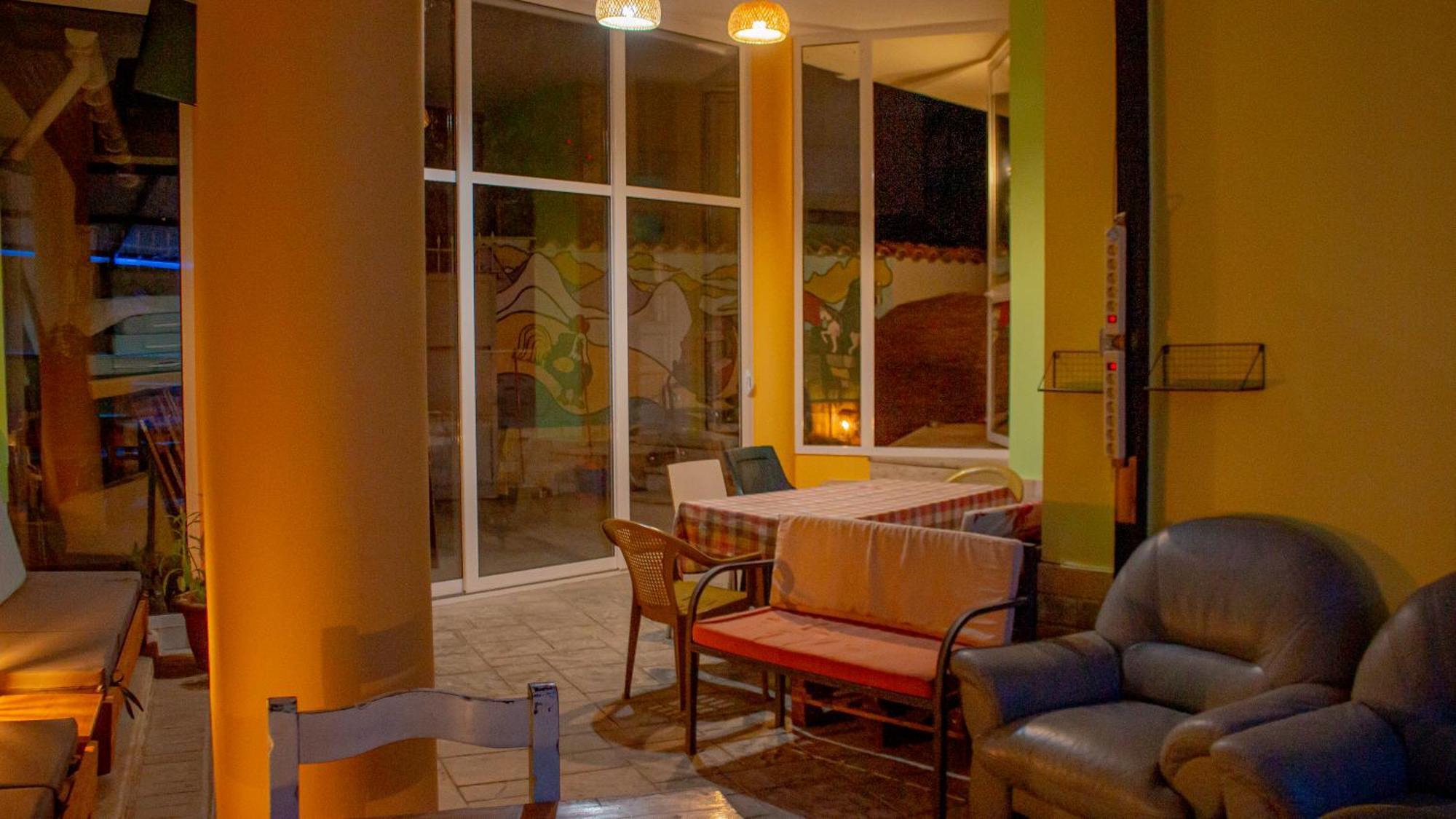 The Golden Rooster Hostel Tirana Exterior photo